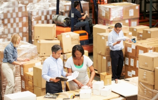 Mitarbeiter beim Co-Packing; ERP-Komplettlösungen