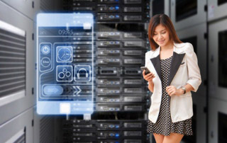 Mitarbeiterin nutzt Employee Self-Services