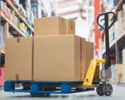 Titelbild Blogbeitrag Integriert oder extern - Versandoptimierung durch KEP-Anbindung