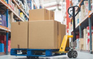 Titelbild Blogbeitrag Integriert oder extern - Versandoptimierung durch KEP-Anbindung